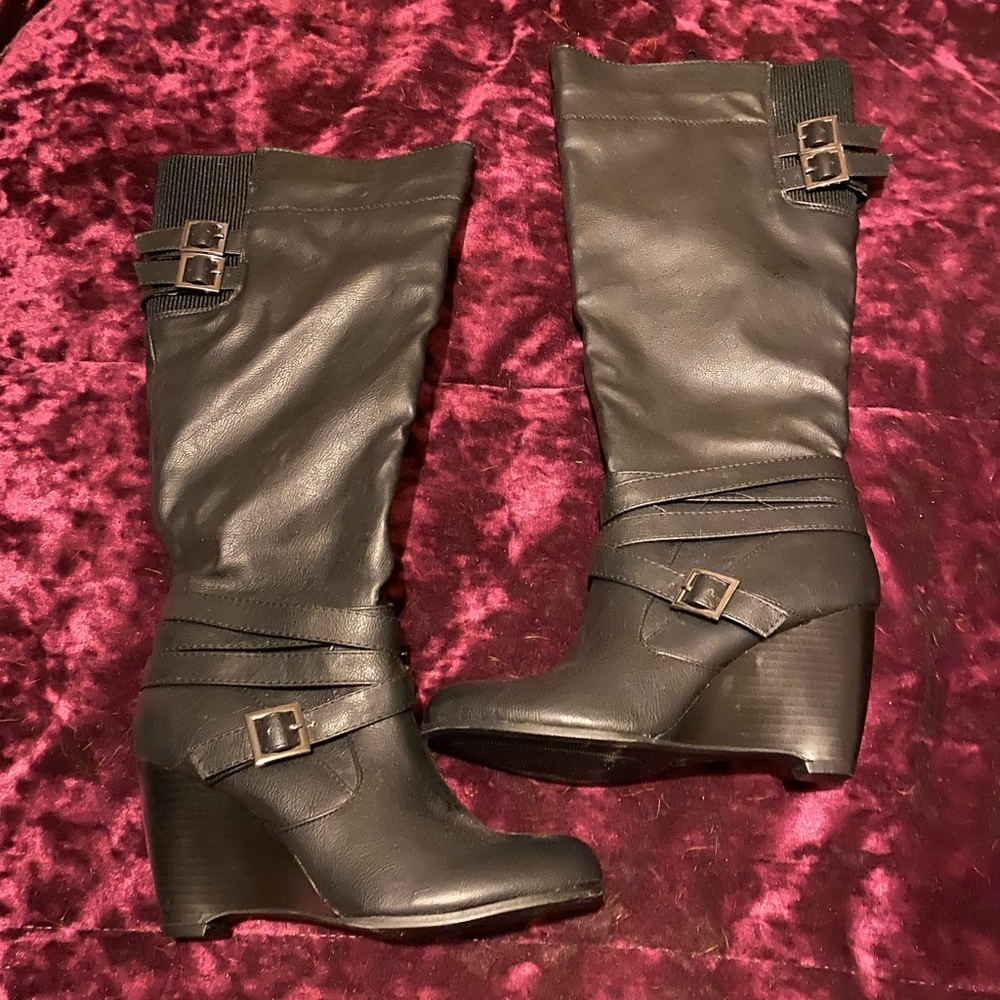 Maurice’s wedge boots size 6